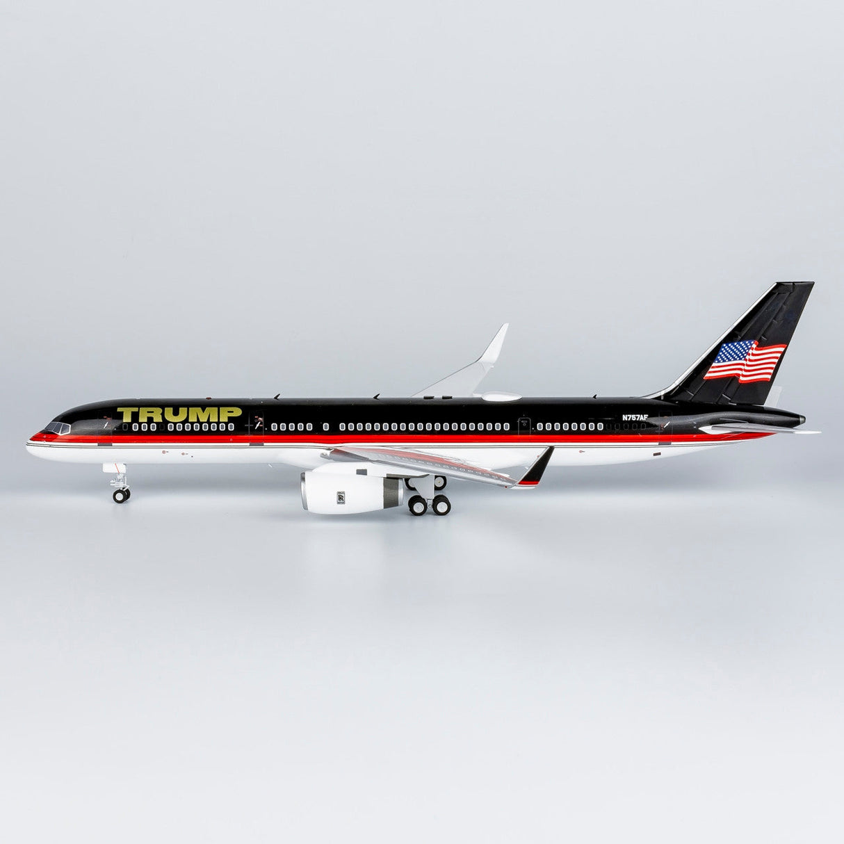 *1/200 The Trump Organization 757-200/w new livery with new package new stand with stand N757AF 42037