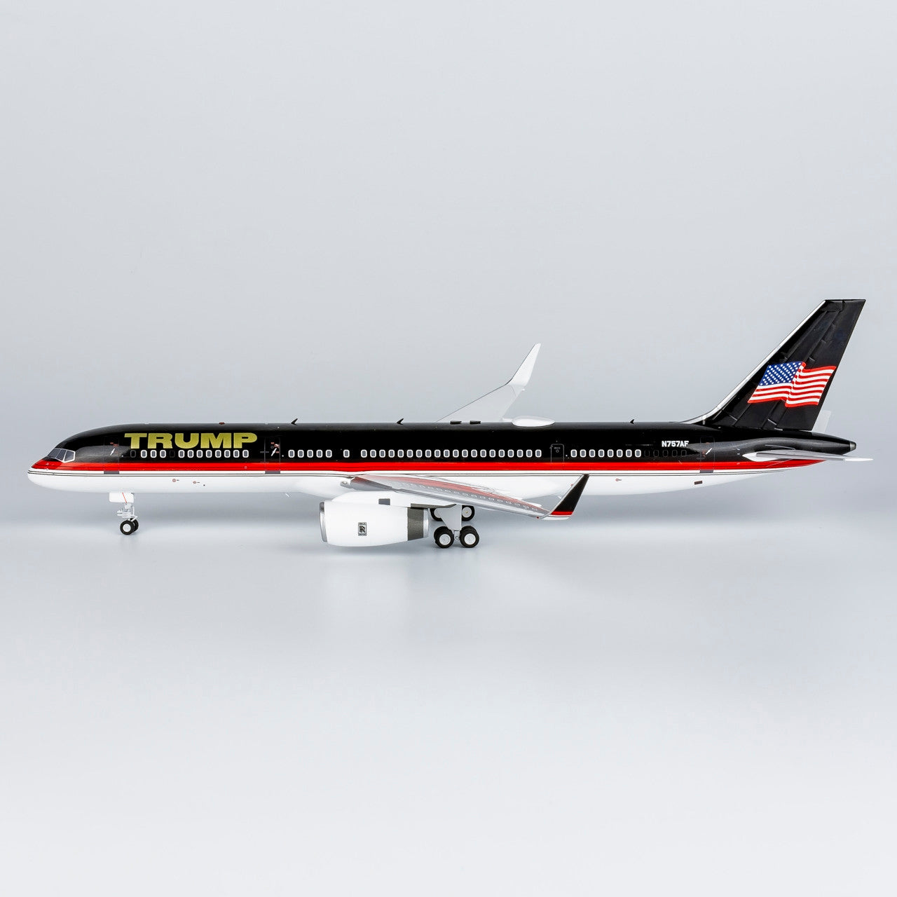 *1/200 The Trump Organization 757-200/w new livery with new package new stand with stand N757AF 42037