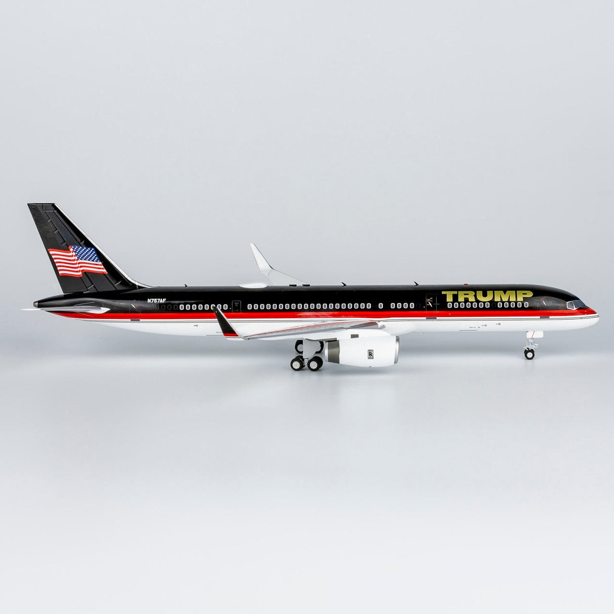 *1/200 The Trump Organization 757-200/w new livery with new package new stand with stand N757AF 42037