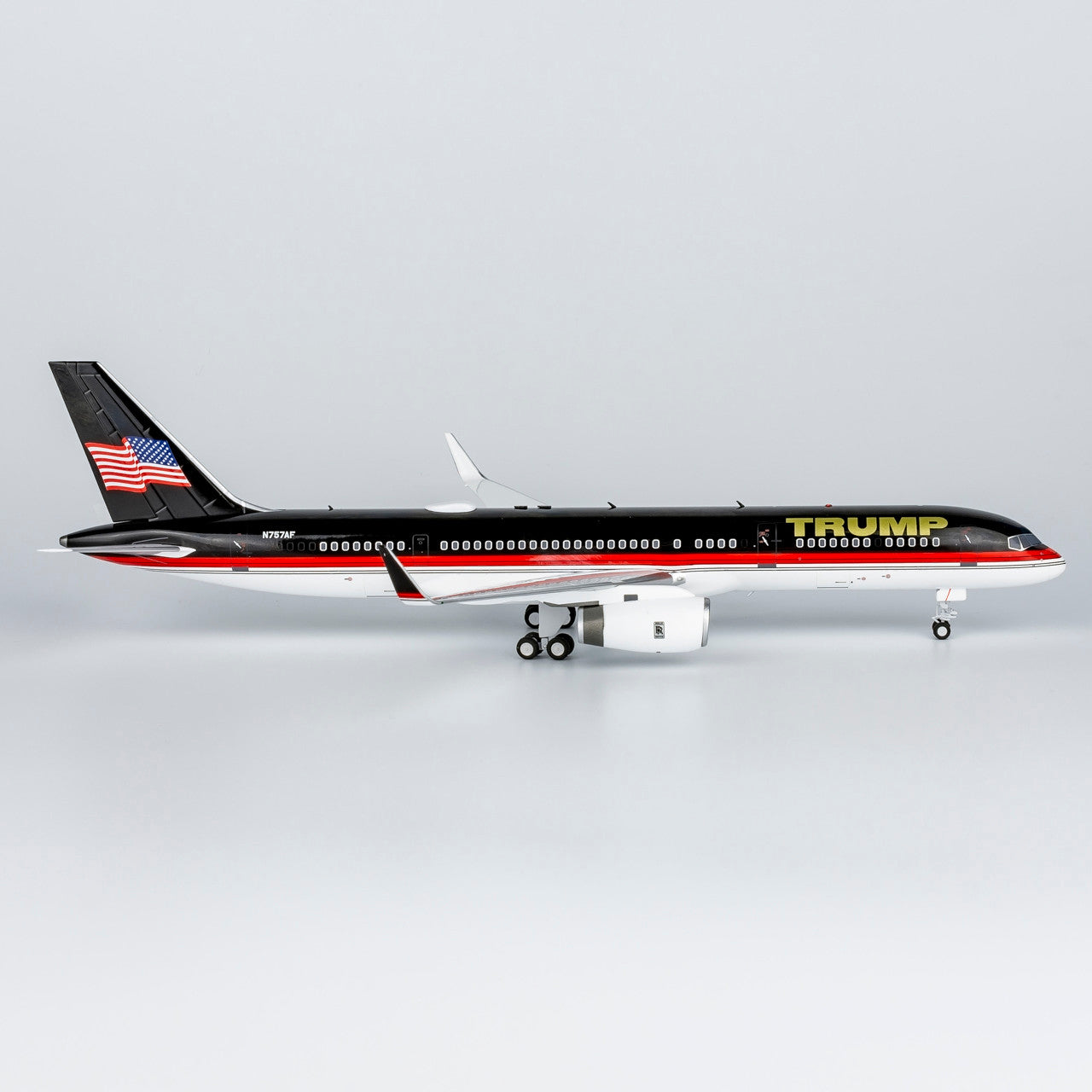 *1/200 The Trump Organization 757-200/w new livery with new package new stand with stand N757AF 42037