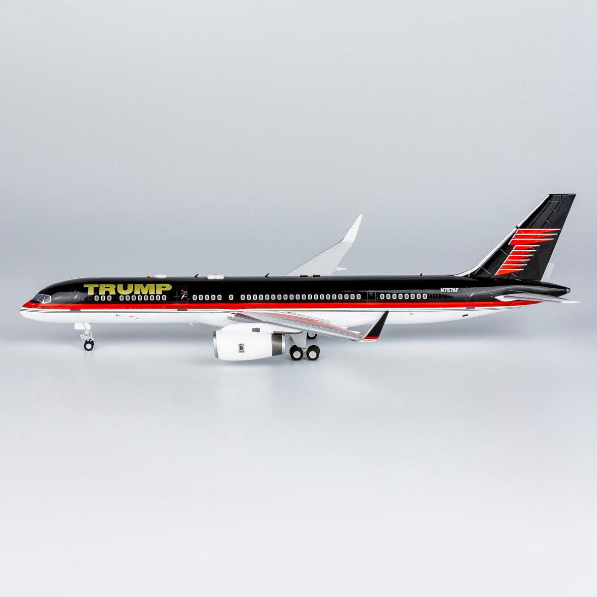 1/200 The Trump Organization 757-200/w old livery with new package new stand with stand N757AF 42038