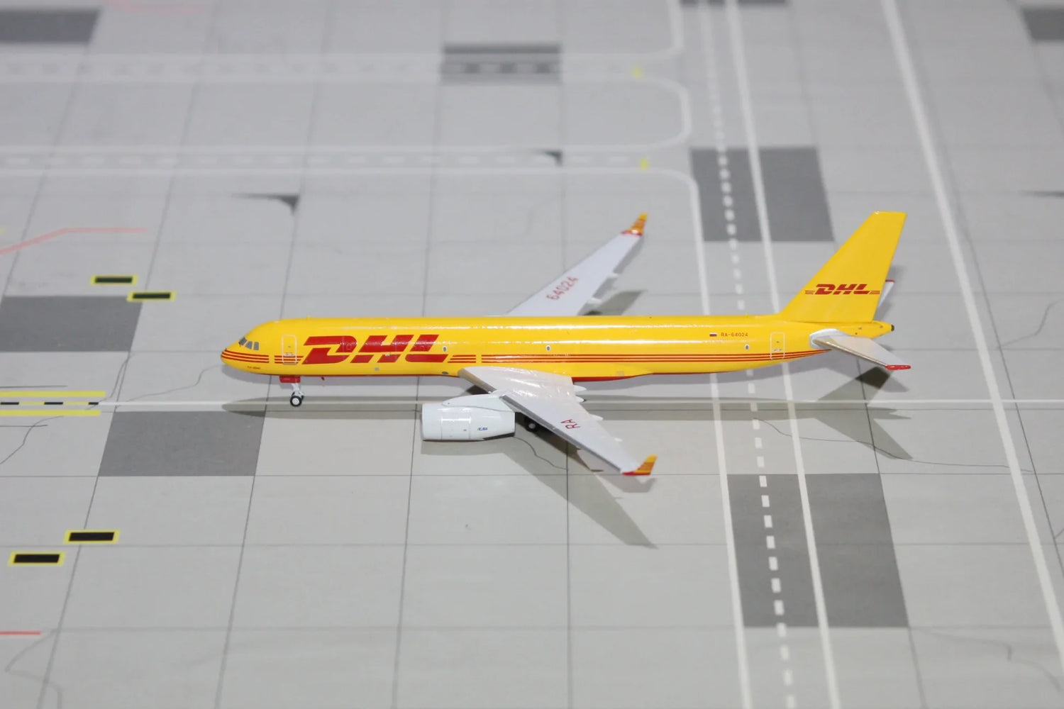 *1/400 DHL Tu204-100C Panda Models 202116