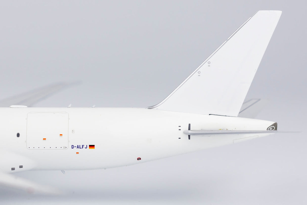 * 1/400 Lufthansa Cargo B 777F "I'm a natural beauty" NG Models 72013